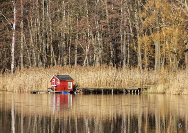 A red house (German: Ein rotes Haus)