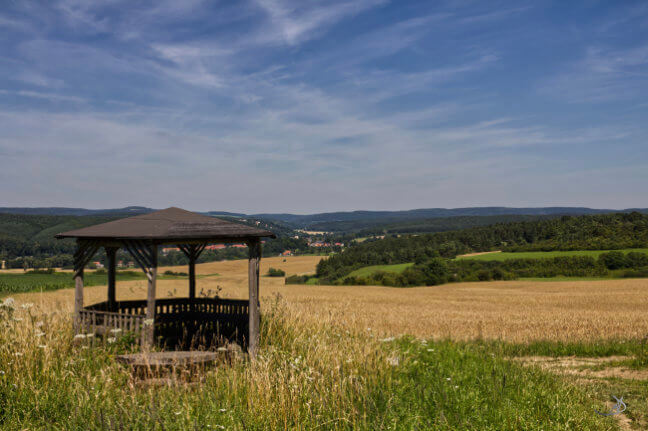 A hut close (German: Eine Hütte nah)